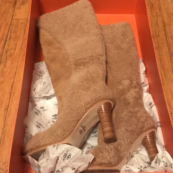 UGGS - Picture 3 of 5